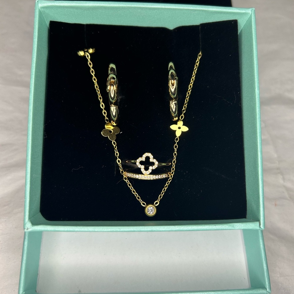 LUXY Gold Clover 3-piece Jewelry Set